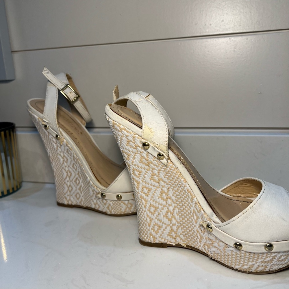 Shoedazzle high white heals wedge Size 5